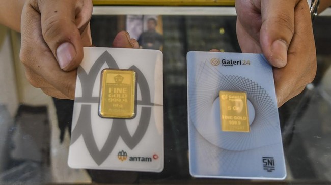 Harga jual emas Antam berada di posisi Rp1,035 juta per gram pada Selasa (10/1), stagnan dari perdagangan sebelumnya.