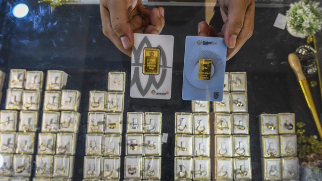Harga jual emas PT Aneka Tambang (Persero) Tbk atau Antam berada di posisi Rp1,019 juta per gram pada Rabu (22/2).