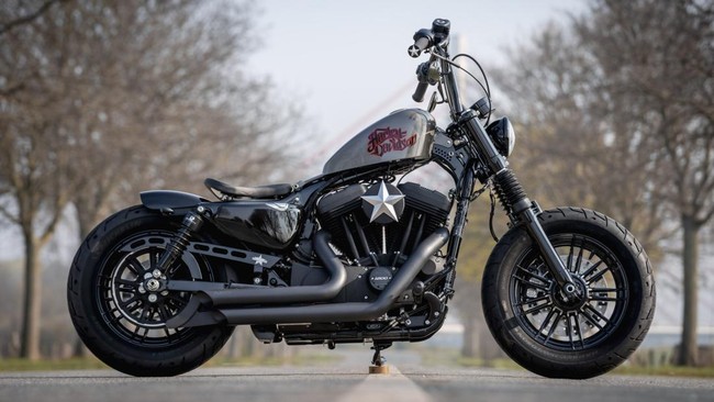 Pengendara Harley-Davidson, Rolas Marudut Pangaribuan (43) melaju dari arah selatan menuju utara dengan kecepatan tinggi.