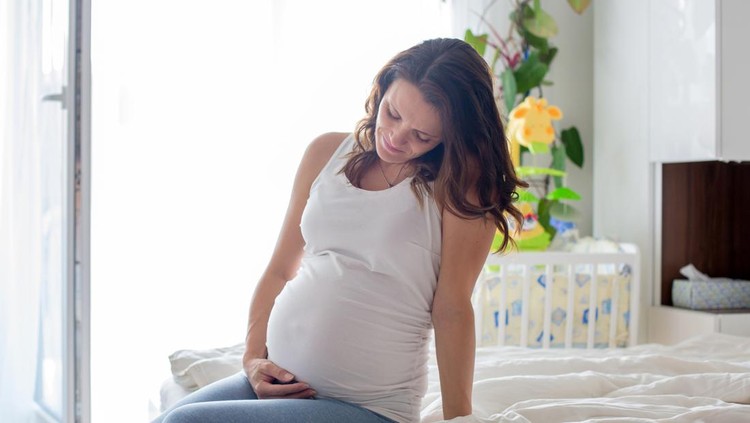 Bahaya Ibu hamil tidur langsung berdiri