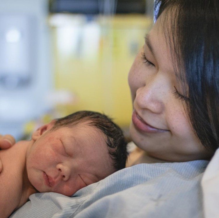 Ilustrasi skin to skin ibu dan bayi Ilustrasi skin to skin ibu dan bayi