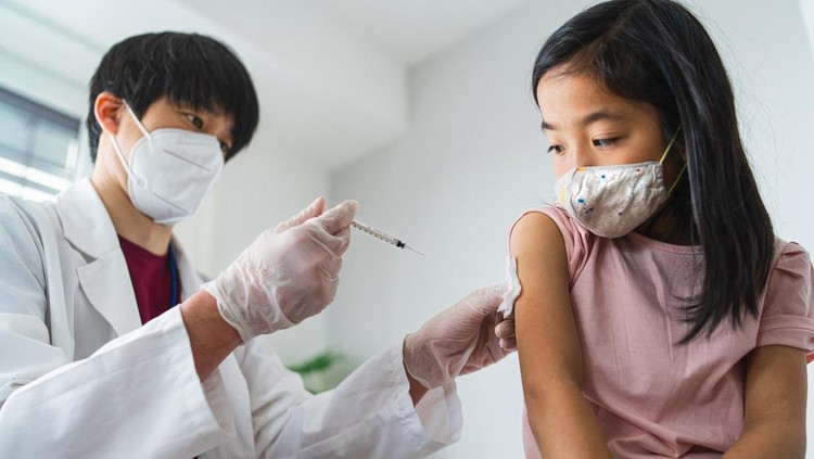 Ilustrasi Vaksin Dengue untuk Anak di Atas 6 Tahun A vaccination of small child, coronavirus and covid-19 concept.