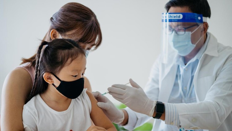 Ilustrasi Vaksin Dengue untuk Anak di Atas 6 Tahun A vaccination of small child, coronavirus and covid-19 concept.