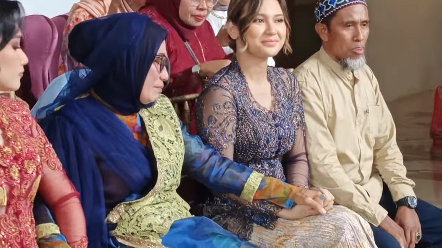 Indah Permatasari di Lamaran Adik