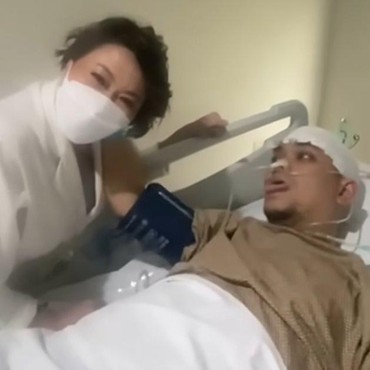 Kepala Masih Diperban, Indra Bekti Bikin Istri Panik Gegara Ini