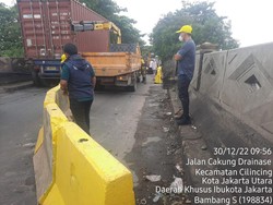 Meski Pagar Beton Ambrol, Bina Marga Pastikan Jembatan Marunda Ini Aman