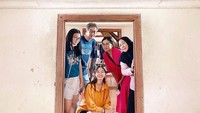 <p>Ketika memiliki kesempatan, keluarga campuran ini juga menghabiskan waktu untuk pergi traveling. Kompak banget, nih! (Foto: Instagram @yukikt &amp; @twinawati)</p>