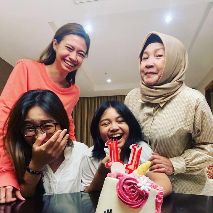 <p>Keluarga Yuki Kato selalu dipenuhi dengan keceriaan, Bunda. Tengok saja keseruan Yuki saat merayakan ulang tahun adiknya. Potretnya dipenuhi dengan canda dan tawa. (Foto: Instagram @yukikt & @twinawati)</p>