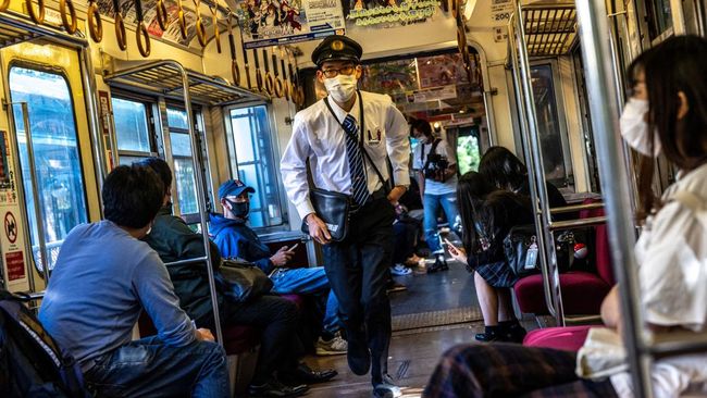 Setidaknya 10 orang dilarikan ke rumah sakit setelah sebuah zat tak dikenal dilaporkan menyebar di dalam gerbong kereta api yang sedang melaju di dekat Tokyo.