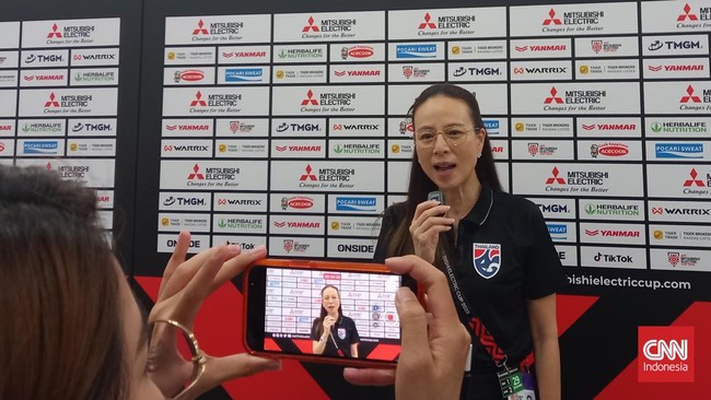 Ketua FAT, Madam Pang, turun tangan langsung untuk menyelesaikan insiden bentrokan suporter usai laga Piala AFF 2024 antara Thailand vs Malaysia.