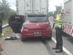 Suzuki Swift Seruduk Ekor Tronton di Tol Pekanbaru-Dumai