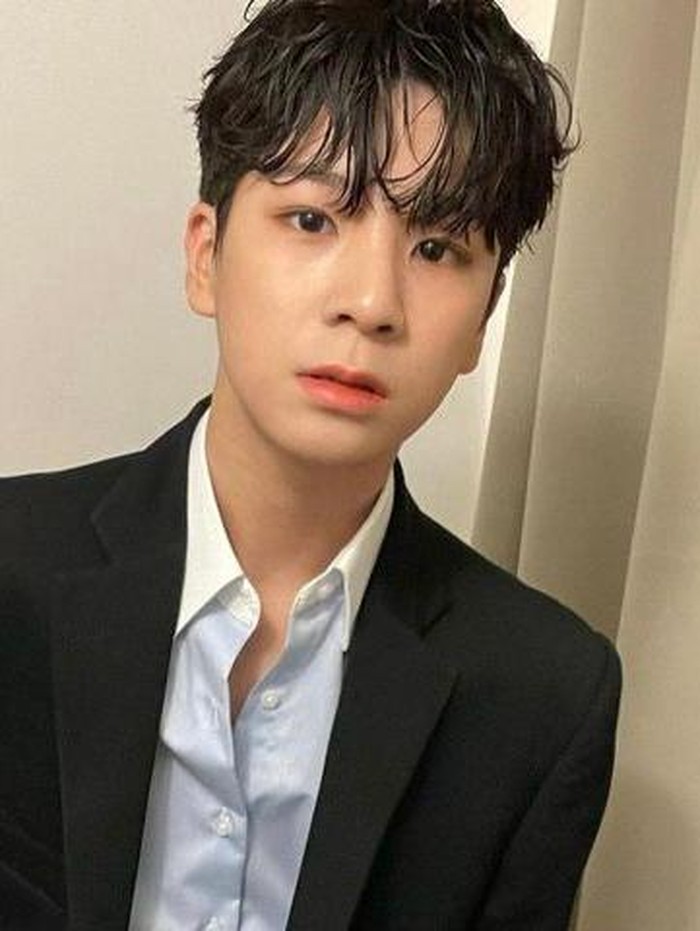 Namanya menjadi sorotan warga Korea, karena sangat jarang anak muda ingin menjadi penyanyi trot, Beauties./ foto: instagram.com/dongwon_15