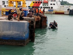 Penyelam TNI AL Bantu Evakuasi Truk Semen Tercebur di Pelabuhan Merak