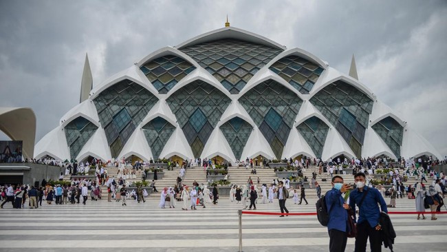 Pengamat mengakui secara aturan tidak ada pelanggaran yang dilakukan Gubernur Jabar Ridwan Kamil memakai dana APBD Rp1 triliun untuk membangun Masjid Al Jabbar.