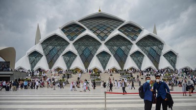 Salahkah Ridwan Kamil Bangun Masjid Al Jabbar dengan Dana APBD Rp1 T?