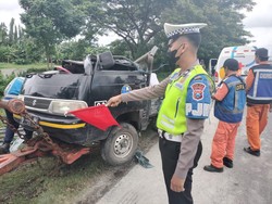 Pikap Kelebihan Muatan Terbalik Disundul Bus di Tol Sidoarjo-Waru