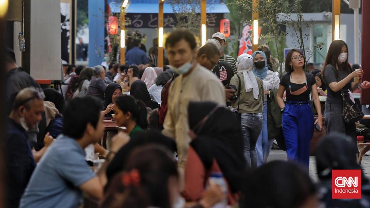 FOTO: Pemerintah Resmi Setop PPKM, Sanksi Kerumunan Dicabut
