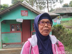 Semangat Rukini Taklukkan Gunung Ciremai di Usia Senja