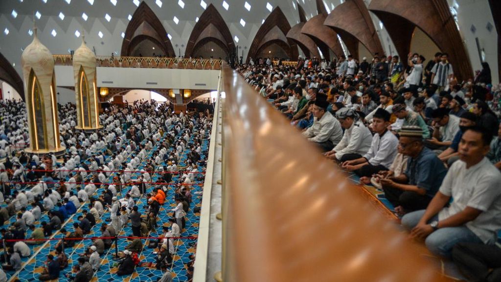 Bagaimana Hukum Salat Jumat Jika Bertepatan dengan Lebaran?