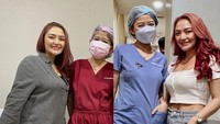 <p>Hal tersebut tentunya membuat kepercayaan diri Siti Badriah kembali. Ia mengaku kini bisa memakai crop top setelah sempat bingung mau pakai baju apa. "Akhirnya udah bisa lagi pake croptop!!! Sempet agak sedih setelah lahiran, karena bingung mau pake baju apa, sampe banyak dm julid bilang norak lah, kampungan, ga fashion karena cuma pede pake kemeja oversize setiap kemana mana buat nutupin badan yang burayut," tulisnya, dikutip dari akun @sitibadriahh. (Foto: Instagram @sitibadriahh)<br /><br /><br /></p>