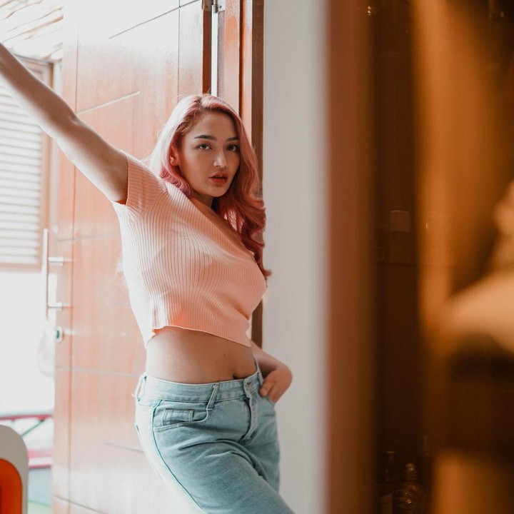 <p>Setelah melahirkan putri pertamanya, Siti Badriah fokus menjalani diet, Bunda. Katanya, bentuk badannya sempat membuat ia tak pede. (Foto: Instagram @sitibadriahh)<br /><br /><br /></p>