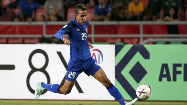 Gelandang veteran Thailand Sanrawat Dechmitr buka suara usai 'diteror' akibat tekel horor kepada winger Timnas Indonesia Saddil Ramdani di Piala AFF 2022.