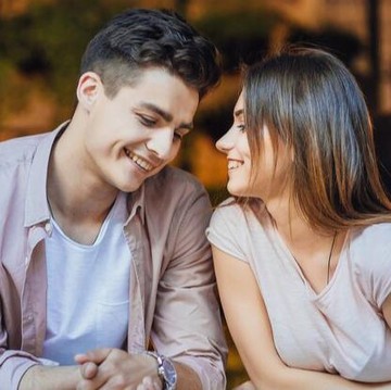 img-title Ini Tingkah Tiap Zodiak Ketika Naksir Seseorang: Gemini Pengagum Rahasia-Sagitarius Berterus Terang?