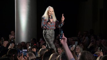img-title Desainer Nyentrik 'Godmother of Punk' Vivienne Westwood Meninggal Dunia
