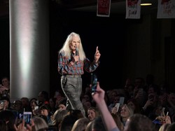 Desainer Nyentrik 'Godmother of Punk' Vivienne Westwood Meninggal Dunia