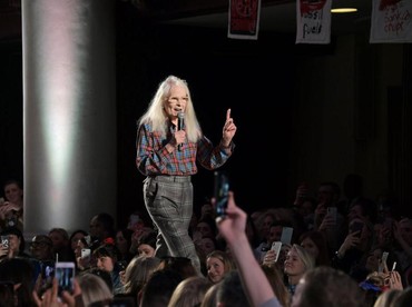 img-title Desainer Nyentrik 'Godmother of Punk' Vivienne Westwood Meninggal Dunia