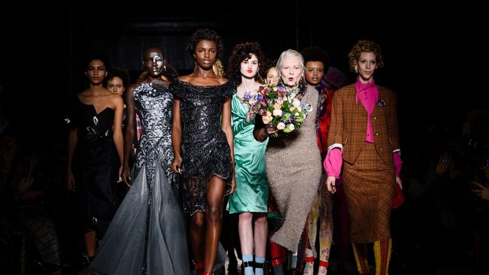 British designer Vivienne Westwood (3rd R) stands with models during the finale of her catwalk show at the Autumn / Winter 2016 London Fashion Week in London on February 21, 2016. / AFP / LEON NEAL        (Photo credit should read LEON NEAL/AFP via Getty Images)
