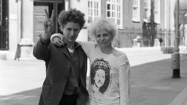 Nama desainer Vivienne Westwood tak bisa dilepaskan dengan citra skena punk. Ia menjadi salah satu yang turut melahirkan skena punk di Inggris pada era 1970-an.