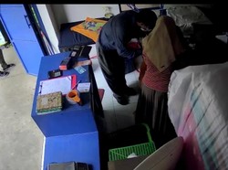 WNA Terekam CCTV Mencuri di Agen Bank Tuban Bermodus Tukar Uang