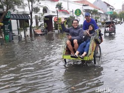 Kota Lama Semarang Banjir, Air Masih Sebetis hingga Sore Ini