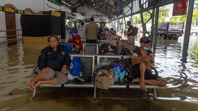 BMKG menyebut paling tidak ada empat faktor menyebabkan banjir di Semarang. BMKG juga menyebut adanya risiko cuaca buruk.