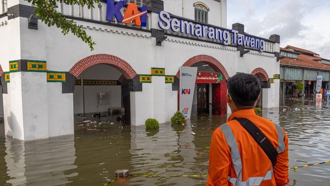 PT KAI (Persero) menyampaikan permohonan maaf atas gangguan perjalanan kereta api (KA) yang melintasi Semarang dan sekitarnya imbas jalur terendam banjir.