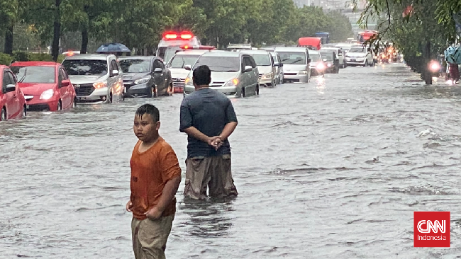 Sejumlah wilayah di sepanjang pantai utara Jawa Tengah banjir pada malam tahun baru.