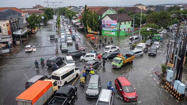 Sejumlah wilayah di sepanjang pantai utara Jawa Tengah banjir pada malam tahun baru.