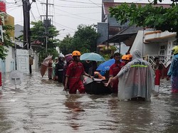 Semarang Indah Tawangmas Banjir 1 Meter, Warga Dievakuasi Pakai Perahu