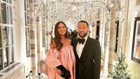 7 Potret Baby Bump Chrissy Teigen Saat Hamil Anak Ketiga, Makin Glowing