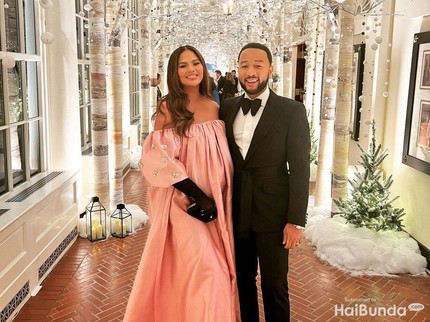 7 Potret Baby Bump Chrissy Teigen Saat Hamil Anak Ketiga, Makin Glowing