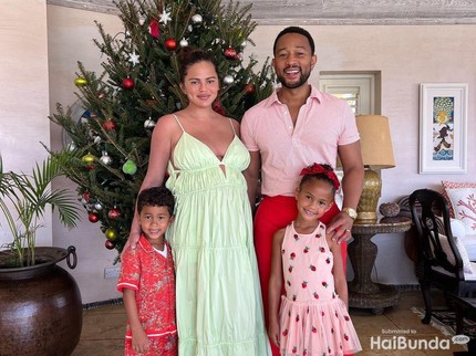 Chrissy Teigen Ungkap Kebahagiaan Menyusui 3 Anak, Semua Terasa Mudah dan Menyenangkan
