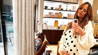 <p>Banyak foto yang ia bagikan pada penggemar. Mulai dari <em>selfie mirror</em> di rumah, hingga ketika ia dan suami harus menghadiri sebuah acara. (Foto: Instagram @chrissyteigen)<br /><br /><br /></p>