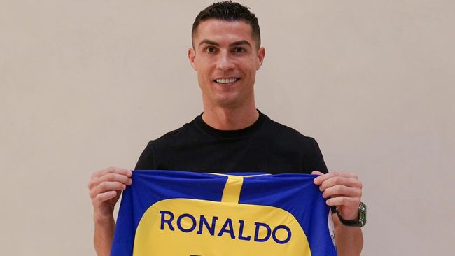 Cristiano Ronaldo akan mendapat gaji fantastis dari kontrak selama tiga musim bersama klub Arab Saudi, Al Nassr, gajinya mencapai Rp108 ribu per detik.