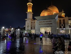 Doa Akhir Tahun, Warga Padati Masjid Agung Sukabumi