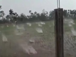 Ngeri! Momen Hujan Es Batu di Jeneponto Sulsel