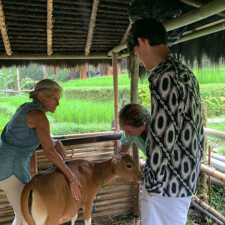 <p>Kiran disebut semakin tampan, Bunda. Bahkan, seorang netizen meninggalkan kalimat pujian padanya melalui kolom komentar. "Kiran makin cakep aja weh," tulis akun @eka****. (Foto: Instagram @kartikasoekarnofoundation)<br /><br /><br /><br /></p>