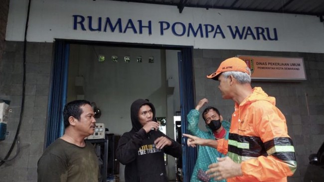 Hari Keempat Banjir Semarang, Ganjar Minta Bantuan Kementerian PUPR Gubernur Jawa Tengah Ganjar Pranowo berencana meminjam pompa portabel untuk dipasang di sejumlah titik banjir di Kota Semarang.