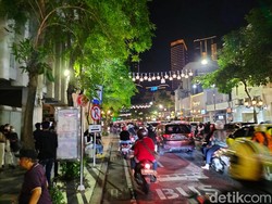 Warga Sudah Padati Jalan Tunjungan Surabaya 3 Jam Sebelum Tahun Baru 2023