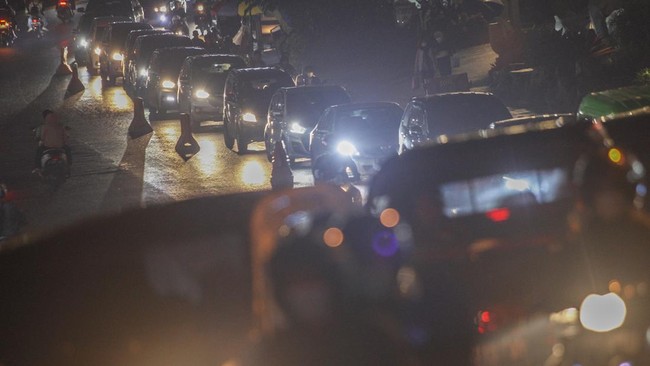 Polisi menerapkan sistem satu arah mulai dari depan Istana Cipanas, Cianjur menuju Bogor untuk mengurai kemacetan pemudik dan wisatawan di Puncak.
